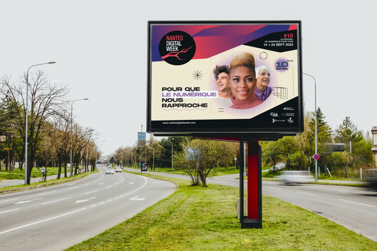 Panneau publicitaire avec une affiche Nantes Digital week
