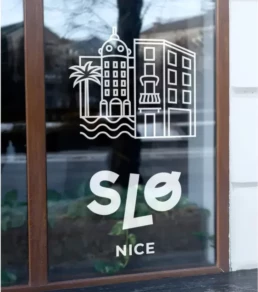 Devanture des hostels SLO avec le pictogramme - stratégie de marque