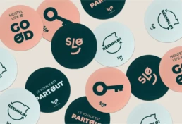 Visuels de mise en application du logo SLO sur des goodies - stratégie de marque